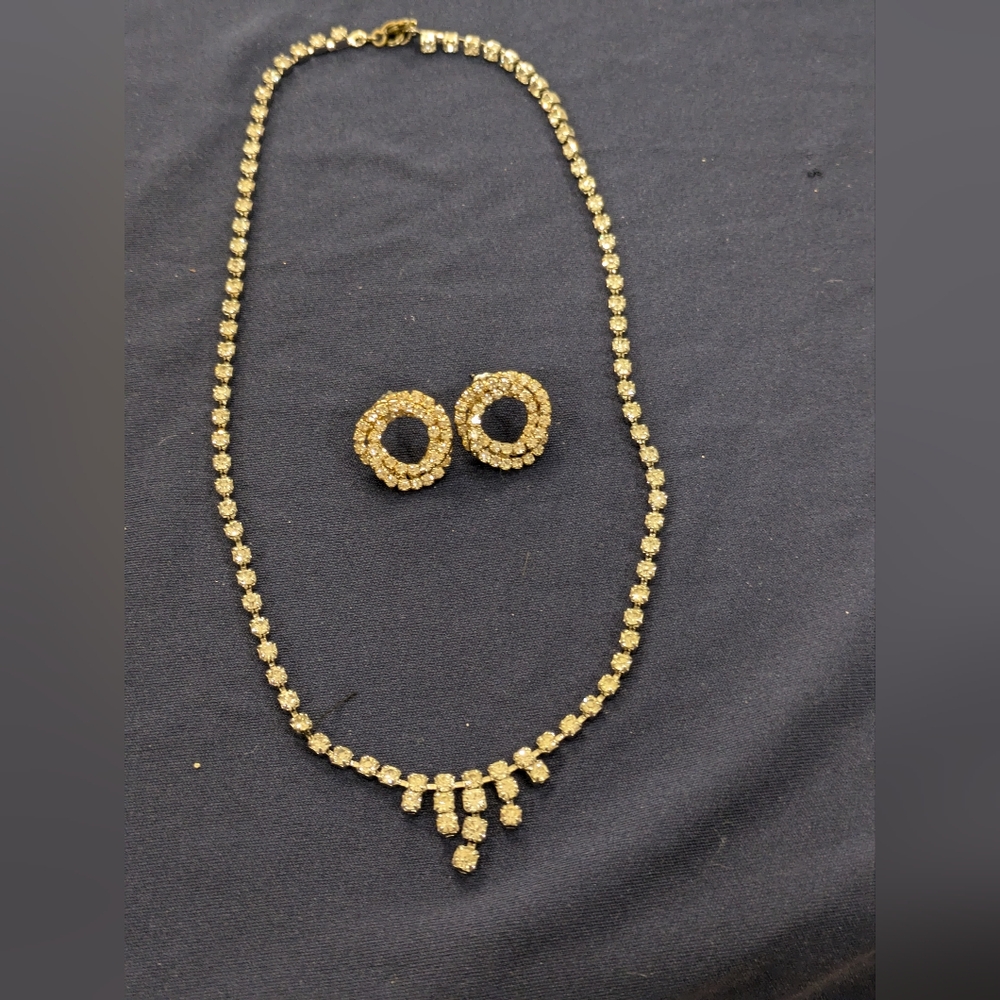 Beautiful Necklace and Earrings White Cristal